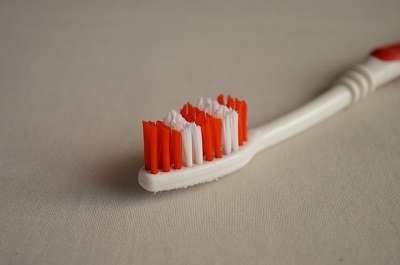 toothbrush-ea3cb10d2a_640